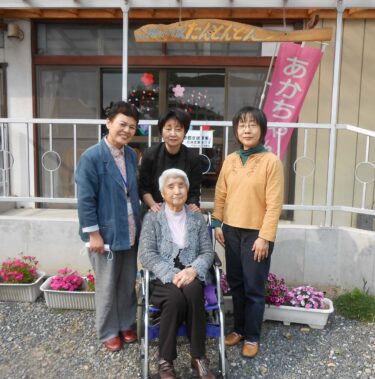亡き母・篠﨑シヅの夢が受け継がれた！ 宅老所「悠々(ゆうゆう)」から、「隣る人」としての「まごの手」さんへ ：「まごの手」大家 / 稲塚由美子